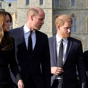 William e Kate estão evitando uma reação impulsiva à volta de Harry e Meghan ao Reino Unido e preferem acompanhar a situação de maneira discreta, segundo uma fonte próxima ao casal ouvida pela People