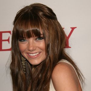 2006: Emma Stone surgiu ao público assim, completamente diferente