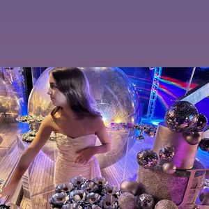 Filha de Angélica e Luciano Huck, Eva usou um vestido tubinho branco tomara que caia