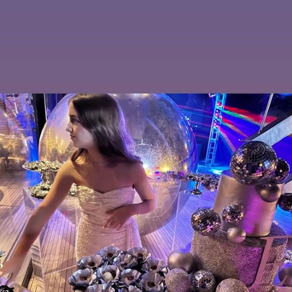 Filha de Angélica e Luciano Huck, Eva usou um vestido tubinho branco tomara que caia