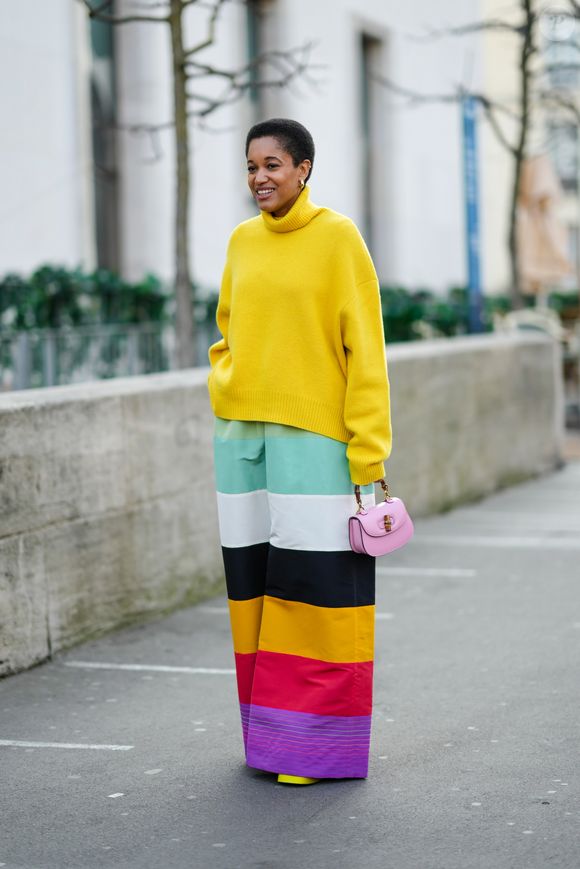 A tendência dopamina também aparece nos acessórios, com presilhas, bolsas e detalhes coloridos dominando os looks