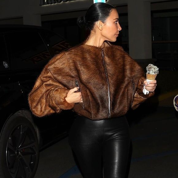 Kim Kardashian também apareceu usando uma jaqueta e calça de couro, na sequência.