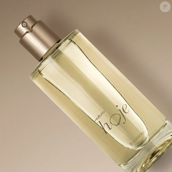 Clássico da perfumaria nacional, o Hoje Feminino está de volta em edição limitada e conquista fãs com sua combinação floral cítrica de rosa, violeta e bergamota que marcou os anos 2000