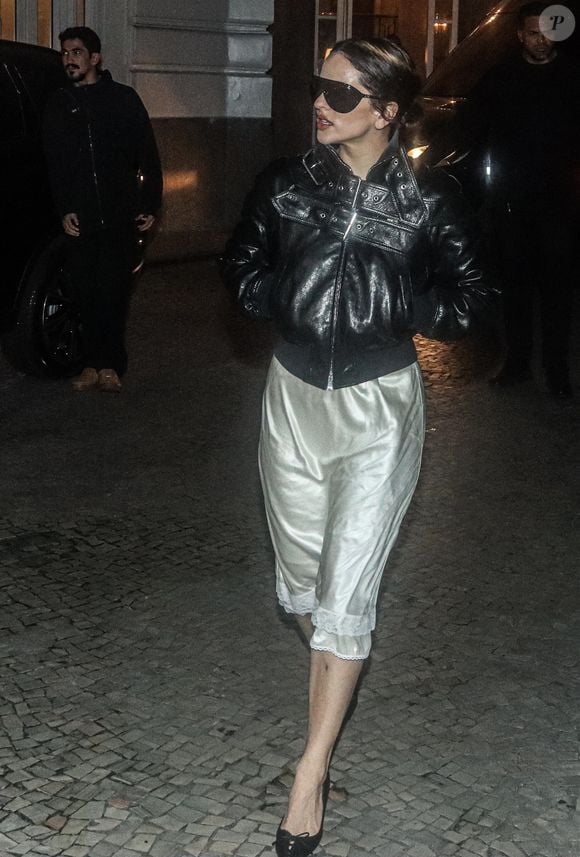 Rosalía faz turnê no Brasil em agosto de 2026 - foto mostra cantora espanhola durante outra passagem pelo Rio de Janeiro