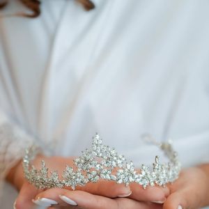 Visual de princesa contemporânea: o véu longo e translúcido trouxe leveza, enquanto a coroa deu o toque final de realeza ao look da noiva