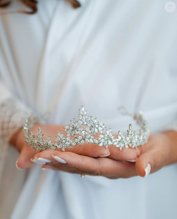 Visual de princesa contemporânea: o véu longo e translúcido trouxe leveza, enquanto a coroa deu o toque final de realeza ao look da noiva