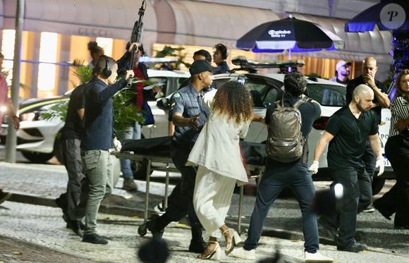 Mistério de Vale Tudo: corpo de Odete Roitman é levado por bombeiros em gravação no Rio