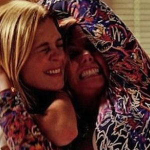 Carminha (Adriana Esteves) e Monalisa (Heloisa Périssé) trocaram puxões de cabelo por causa de Tufão (Murilo Benício) em 'Avenida Brasil' (2011)