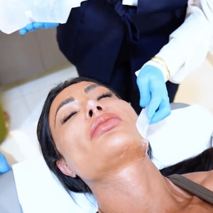 Gracyanne Barbosa passou por um procedimento com o laser XERF, que segundo o dermatologista é o queridinho das Kardashians