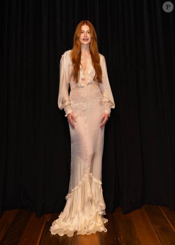 Look de Marina Ruy Barbosa era um slip dress de Alta Costura em tecido acetinado e leve transparência