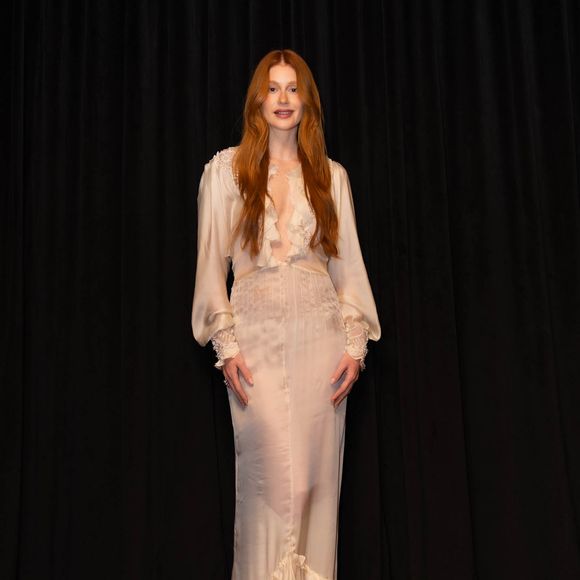 Look de Marina Ruy Barbosa era um slip dress de Alta Costura em tecido acetinado e leve transparência
