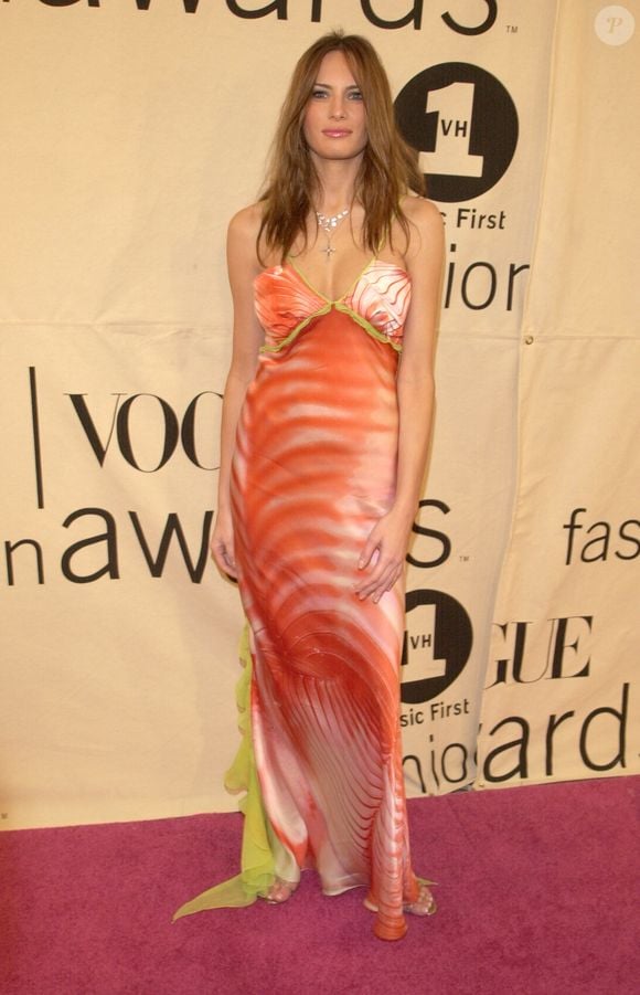 Melania no Vogue Fashion Awards 2000: a mulher de Donald Trump usou vestido colorido e decotado no evento