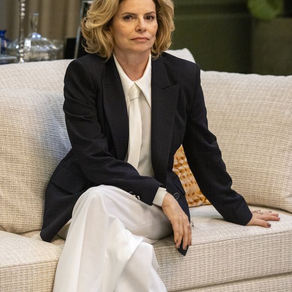 Figurino de Odete Roitman (Debora Bloch) aposta na tendência corpcore em 'Vale Tudo'.