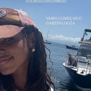 Em seus stories, Gabz surgiu com as madeixas mais curtas após o fim das gravações da novela, e estava usando um boné marrom.