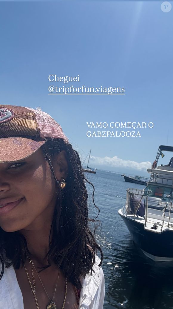 Em seus stories, Gabz surgiu com as madeixas mais curtas após o fim das gravações da novela, e estava usando um boné marrom.