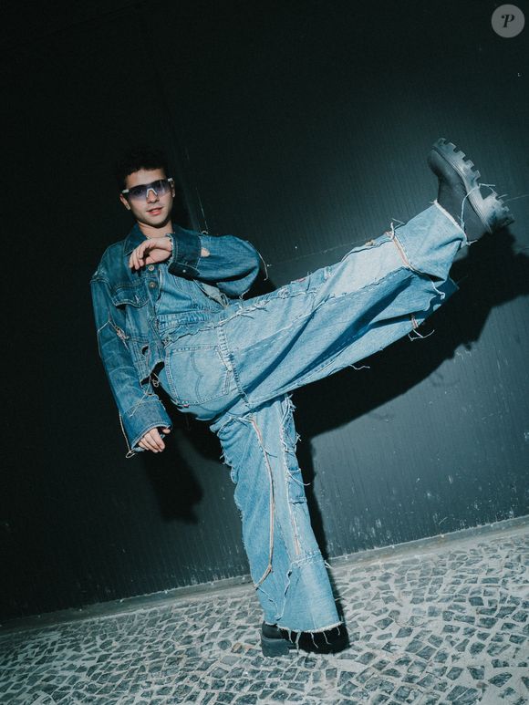 João Victor Gonçalves escolheu um look all jeans para curtir o terceiro dia do festival de música