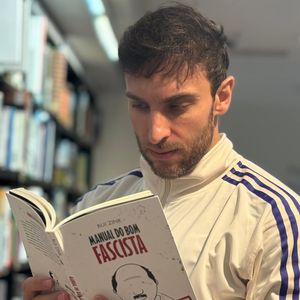 No especial, Léo Lins fez piadas com negros, deficientes, obesos, indígenas, judeus, nordestinos e outros grupos