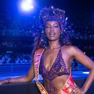 Iza participou do segundo dia dos desfiles das escolas de samba do Rio de Janeiro