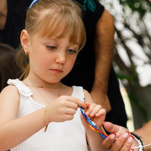Filha de Ana Paula Siebert e Roberto Justus, Vicky participou de oficina de Páscoa em 13 de abril de 2025