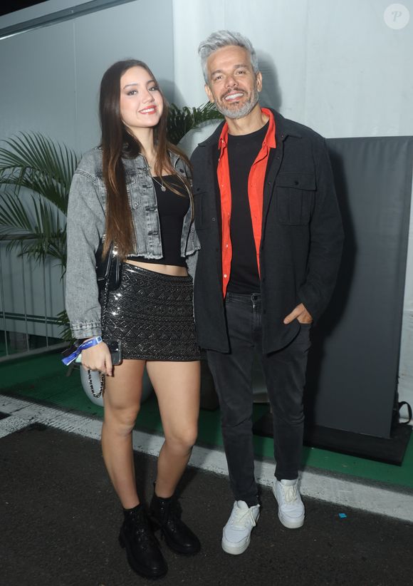 The Town 2025: sem Flávia Alessandra, Otaviano Costa posou ao lado da filha na primeira noite de shows