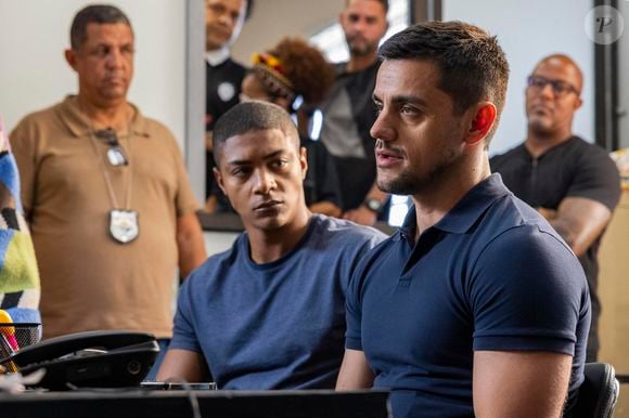 Na companhia de Marlon (Humberto Morais), Danilo (Felipe Simas) depoe contra Jaques (Marcello Novaes).