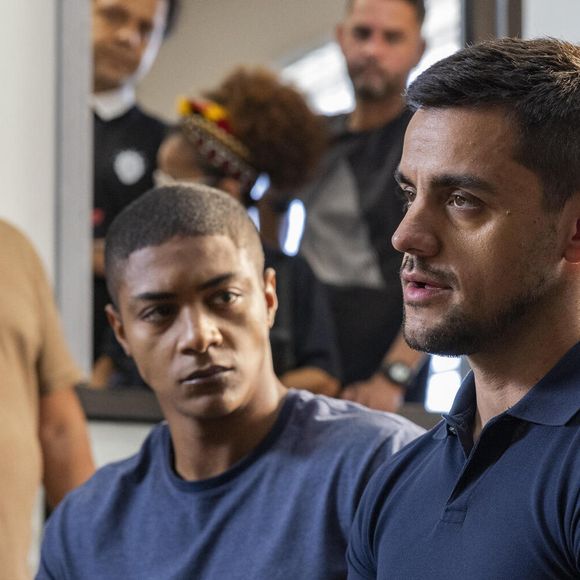 Na companhia de Marlon (Humberto Morais), Danilo (Felipe Simas) depoe contra Jaques (Marcello Novaes).