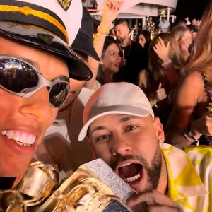 Buzeira presenteou Neymar com um colar que já estava em seu pescoço durante uma festa no cruzeiro. Segundo o influenciador, o jogador demonstrou ter gostado da peça