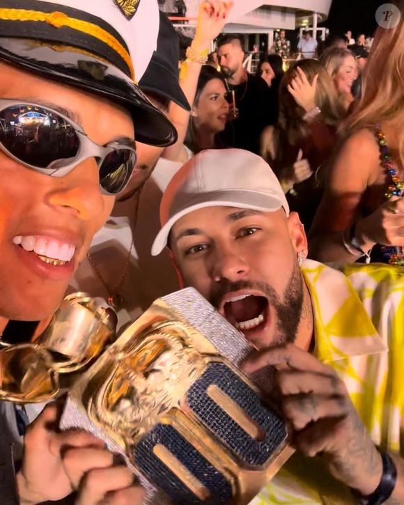 Buzeira presenteou Neymar com um colar que já estava em seu pescoço durante uma festa no cruzeiro. Segundo o influenciador, o jogador demonstrou ter gostado da peça