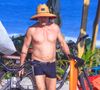 Alexandre Nero curtiu o domingo, 19 de abril de 2026, na praia