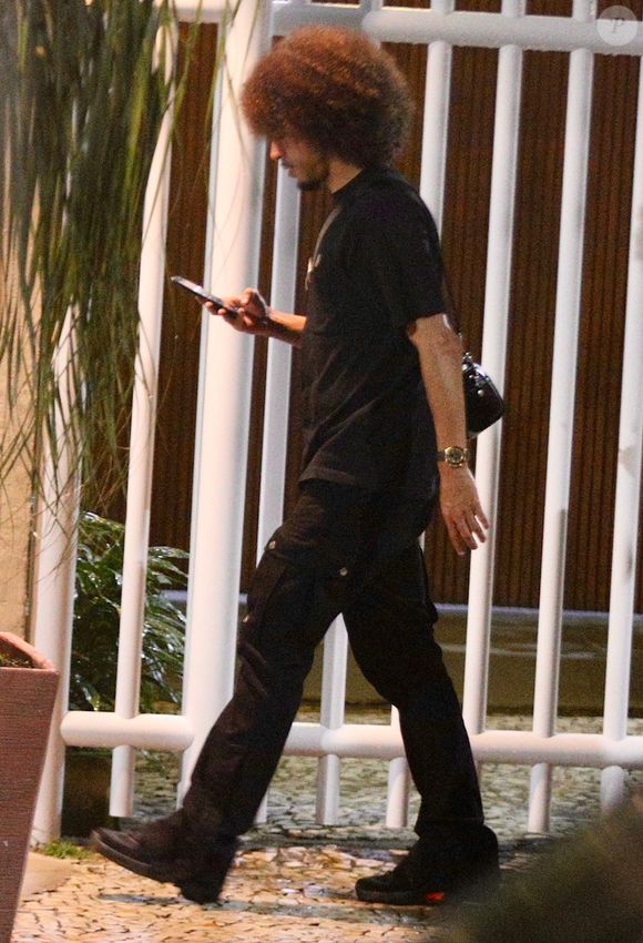 Maisa festeja 23 anos em rooftop no Rio com João Guilherme, L7 e elenco de 'Garota do Momento'. Fotos!