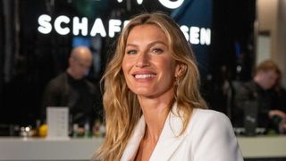 Ideal para dias chuvosos: aprendi com Gisele Bündchen essa sopa de feijão com verduras e couve; ela é simples e rica em colágeno