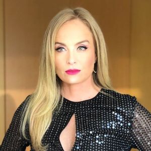 Blusas e vestidos com com decote brilhoso, como esse look preto de Angélica, também podem ser uma boa opção para você ousar nesse Natal!