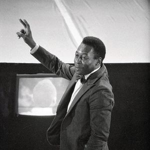 'Pelé estava usando aquelas chuteiras da Segunda Guerra Mundial, sabe? Grossas, quase como aço, com a ponta dura. E a bola era menor e muito mais pesada do que é hoje. Nunca mais falei mal de futebol, que, aliás, é um esporte brutal', acrescentou Sylvester Stallone