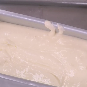 Em seguida, colocar em uma forma de bolo untada com manteiga para não grudar