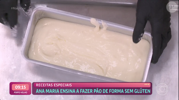 Em seguida, colocar em uma forma de bolo untada com manteiga para não grudar