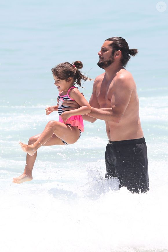 Bruno Gissoni se diverte na praia com a filha Madalena, de 5 anos