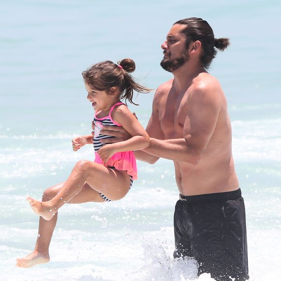 Bruno Gissoni se diverte na praia com a filha Madalena, de 5 anos