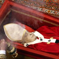 Corpo de Papa Francisco passou por 'embalsamento moderno' para velório. Entenda o que é o procedimento!