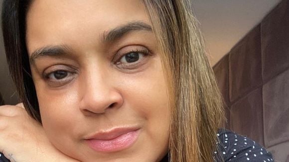 Morte de Preta Gil: Carolina Ferraz, de 'História de Amor', segura choro ao vivo no adeus emocionado à filha de Gilberto Gil. 'Amava a vida'