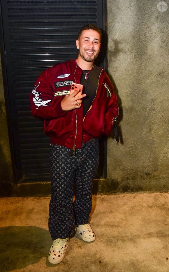 Carlinhos Maia posou na entrada da casa de João Silva