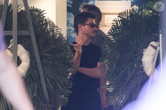 Arthur Aguiar esteve entre os artistas que se despediram de Lua Blanco no Cemitério Vertical Memorial do Carmo, no Rio de Janeiro. A cerimônia aconteceu nesta segunda-feira (19), após a morte da atriz e cantora, aos 39 anos, no domingo (18).