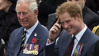 Príncipe Harry visitará o Reino Unido na próxima semana, mas ainda NÃO TEM IDEIA se verá o próprio pai, o rei Charles