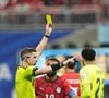 Argentina x Egito virou assunto além do futebol. Técnico egípcio usou o gesto oficial da FIFA para denunciar racismo, recebeu cartão amarelo e gerou revolta na web. Entenda