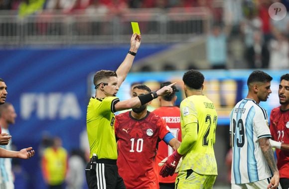 Argentina x Egito virou assunto além do futebol. Técnico egípcio usou o gesto oficial da FIFA para denunciar racismo, recebeu cartão amarelo e gerou revolta na web. Entenda
