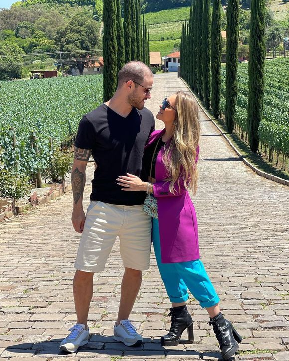Namoro de Carla Diaz e Felipe Becari foi assumido no último dia de 2021, um ano antes de ficarem noivos, em novembro