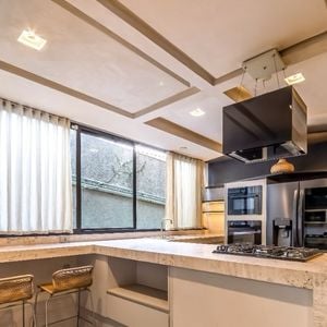 Cozinha de Bianca Andrade é compacta e bem equipada