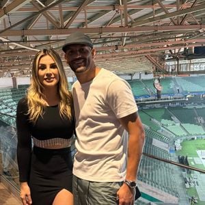 O goleiro Weverton, do Grêmio, é casado desde outubro de 2017 com a influenciadora e criadora de conteúdo Jaqueline Maoski, conhecida nas redes pelo perfil @jakmaoski, no qual tem 79,4 mil seguidores