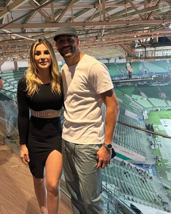 O goleiro Weverton, do Grêmio, é casado desde outubro de 2017 com a influenciadora e criadora de conteúdo Jaqueline Maoski, conhecida nas redes pelo perfil @jakmaoski, no qual tem 79,4 mil seguidores