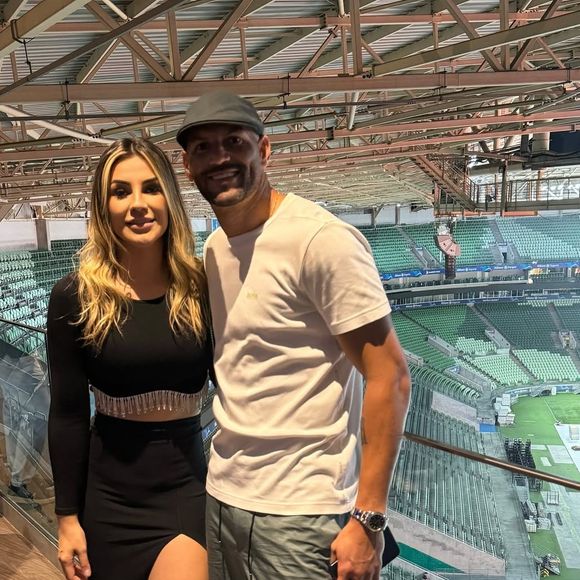 O goleiro Weverton, do Grêmio, é casado desde outubro de 2017 com a influenciadora e criadora de conteúdo Jaqueline Maoski, conhecida nas redes pelo perfil @jakmaoski, no qual tem 79,4 mil seguidores