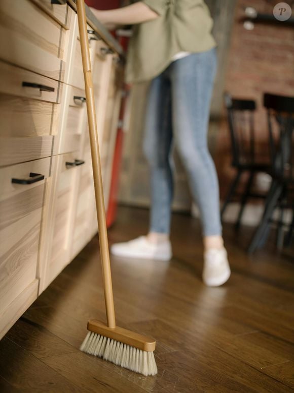 Pilates para idosos: para esses exercícios simples, a instrutora recomenda que você utilize o auxílio do cabo de uma vassoura.